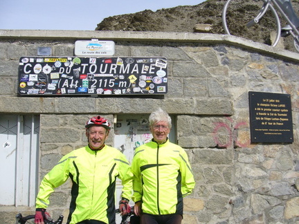 I1 - 02-09 - Passage au sommet du Tourmalet pour Guy et Gilbert